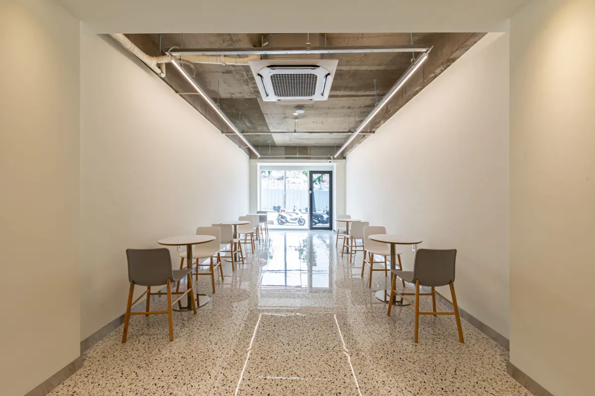 노출천장과 테라조가 어우러진 트렌디 카페 홀